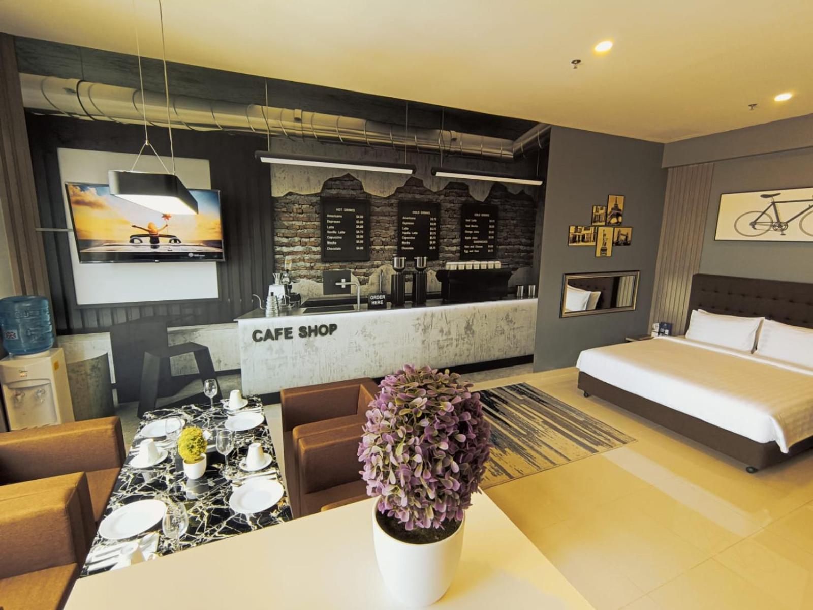 Khách sạn The Bridge Club 4*
