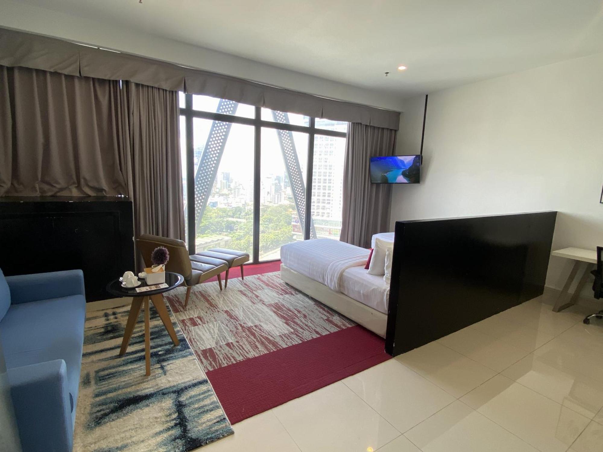 The Bridge Club Khách sạn 4*